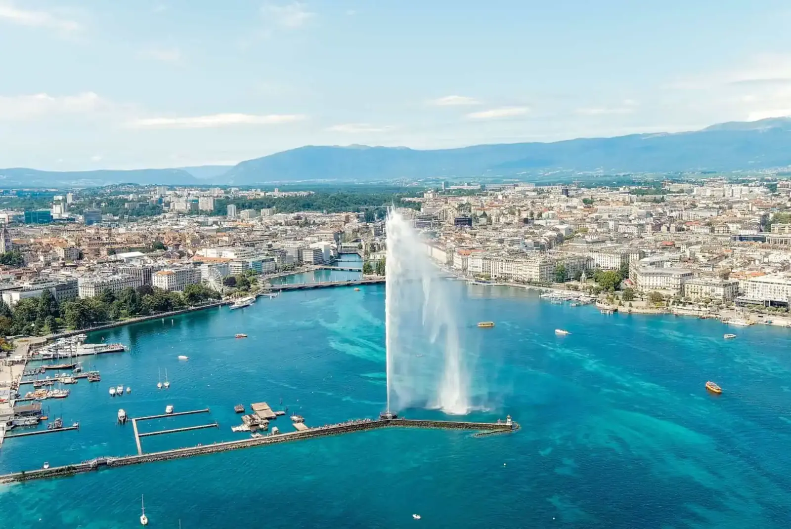 Vue aérienne de la rade de Genève, du Jet d'eau et du lac Léman
